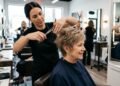 O corte de cabelo curto repicado que faz os fios finos parecerem mais volumosos e rejuvenesce o visual depois dos 60