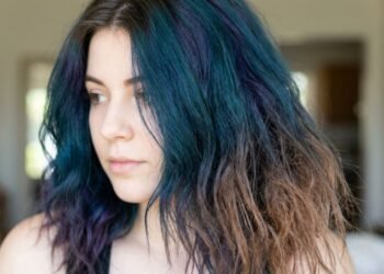 Conchi Arias, cabeleireira: “Se as pontas desbotam rapidamente, não adianta tingi-las novamente; a cutícula está tão danificada que o cabelo não consegue mais reter o pigmento.”