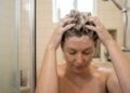 Alba Gómez, médica dermatologista espanhola: “A frequência com que lavamos o cabelo é determinada pela produção de óleo, suor e também pela idade; após a menopausa, a produção de óleo se altera.”