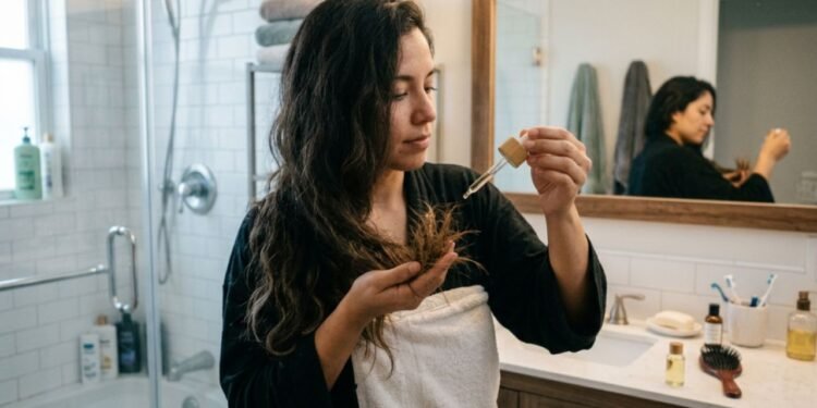 O truque prático ensinado nos consultórios é adotar um óleo pré-shampoo para encapar exclusivamente os últimos centímetros.