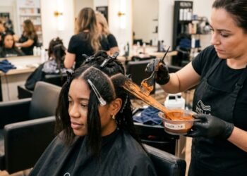 Antes de tingir o cabelo, existe um intervalo importante que pode proteger a raiz durante a aplicação