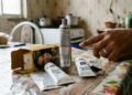 A farmacêutica Helena Rodero: “As tinturas sem amônia danificam muito mais o cabelo porque contêm uma substância que não evapora e resseca a cutícula.”