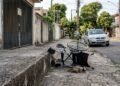 Morador constrói rampa para garagem invadindo 90 cm do passeio público e provoca acidente de uma cadeirante