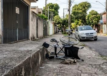 Morador constrói rampa para garagem invadindo 90 cm do passeio público e provoca acidente de uma cadeirante