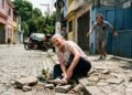 Idosa tropeça em blocos soltos no passeio público em frente a uma residência e sofre fratura no braço; o município aplica multa ao dono do imóvel por falta de manutenção da calçada e a vítima ingressa com ação de ressarcimento por danos materiais e morais