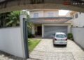 Alegando segurança privada, proprietário fixa uma câmera direcionada para o interior da casa ao lado; o vizinho registra Boletim de Ocorrência por invasão de privacidade e obtém liminar para a retirada ou reposicionamento do dispositivo sob pena de multa diária de R$ 400