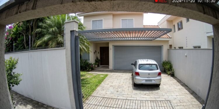Convencido de que estava exercendo seu legítimo direito de autodefesa patrimonial, o morador não percebeu que o ângulo alcançava diretamente a intimidade da casa vizinha.