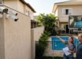 Morador instala sistema de monitoramento com 4 câmeras no muro residencial, uma das lentes fica direcionada para a piscina e janela do quarto do vizinho e a disputa para na Justiça por violação do direito à intimidade e privacidade