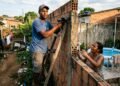 Vizinho instala câmeras de segurança com microfone de alta captação no muro e grava conversas íntimas do quintal ao lado