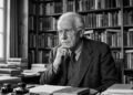Frase de Carl Gustav Jung sobre autoconhecimento: “Quem olha para fora sonha; quem olha para dentro desperta.”