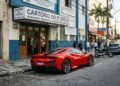 Durante o processo de separação judicial, a esposa descobre que o ex-marido transferiu um carro de luxo para o nome de um laranja semanas antes do pedido de divórcio; a Justiça reconhece a fraude contra a meação e determina a inclusão do valor do bem na divisão do patrimônio