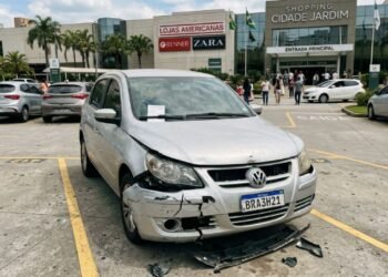 Cliente deixa veículo em estacionamento pago de shopping por 2 horas, encontra o para-choque arrancado e a administração se recusa a indenizar alegando “isenção de responsabilidade descrita no tíquete”; o tribunal reafirma que o local responde objetivamente por furtos e avarias.