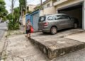 Proprietário despeja concreto na calçada para facilitar a entrada do carro na garagem, cria desnível de 25 centímetros e acaba obrigado a retirar a estrutura após quedas de pedestres