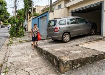 Proprietário despeja concreto na calçada para facilitar a entrada do carro na garagem, cria desnível de 25 centímetros e acaba obrigado a retirar a estrutura após quedas de pedestres
