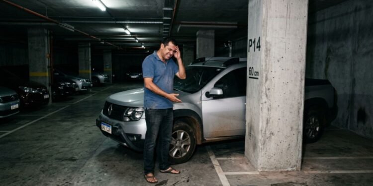 Confiando na reputação da construtora, ele aguardou os prazos das obras acreditando que todas as regras de direito imobiliário seriam cumpridas integralmente na entrega das chaves da unidade.