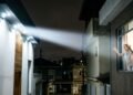 Proprietário instala refletores de LED potentes na fachada para iluminação cênica, o feixe de luz incide diretamente na janela do quarto ao lado durante a noite e o morador afetado exige o redirecionamento dos focos por perturbação do sossego e do descanso