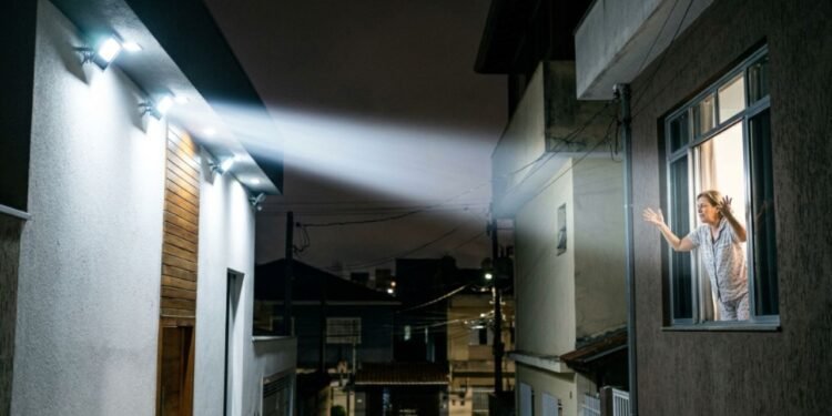 A busca por valorizar o imóvel levou o morador Ricardo a planejar uma iluminação decorativa para destacar o paisagismo e a arquitetura da residência.
