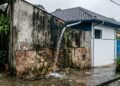 Proprietário redireciona o escoamento da água da chuva diretamente para a parede da casa vizinha, provocando mofo e descolamento de piso; a vítima aciona o Juizado Especial Cível com base no Artigo 1.300 do Código Civil