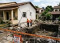 Proprietário inicia escavação para construir piscina de 8 metros sem laudo de engenharia nem autorização municipal, o terreno cede e abre rachaduras estruturais na casa vizinha; a Defesa Civil interdita o imóvel ao lado e o construtor é obrigado a custear hotel para os atingidos