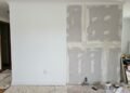 Massa corrida, massa acrílica ou gesso: saiba qual aplicar antes da pintura em cada ambiente