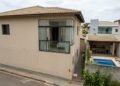 Proprietário realiza reforma no 2º pavimento e abre vãos de luz e ventilação voltados diretamente para a área de lazer da casa ao lado sem respeitar o recuo legal: o vizinho prejudicado notifica a obra e obtém liminar para o fechamento da estrutura em até 30 dias com base no Artigo 1.301 do Código Civil.