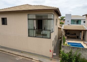 Proprietário realiza reforma no 2º pavimento e abre vãos de luz e ventilação voltados diretamente para a área de lazer da casa ao lado sem respeitar o recuo legal: o vizinho prejudicado notifica a obra e obtém liminar para o fechamento da estrutura em até 30 dias com base no Artigo 1.301 do Código Civil.