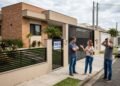 Herdeiro mora sozinho há 5 anos em casa de R$ 320 mil deixada pelos pais, troca as fechaduras e impede corretores; irmãos entram na Justiça para cobrar aluguel proporcional