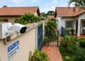 Morador instala equipamentos de monitoramento no topo do muro de 2,20 metros com lentes apontadas para a área íntima do vizinho, registrando a rotina da família de forma contínua: a família afetada aciona o Juizado Especial Cível para exigir a remoção ou o reposicionamento dos aparelhos