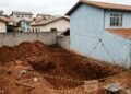 Morador escava quintal para construir piscina de 15 mil litros sem engenheiro, provoca escorregamento do solo e trinca casa vizinha avaliada em R$ 380 mil; Defesa Civil interdita o local e Justiça fixa aluguel social de R$ 2.200 ao responsável