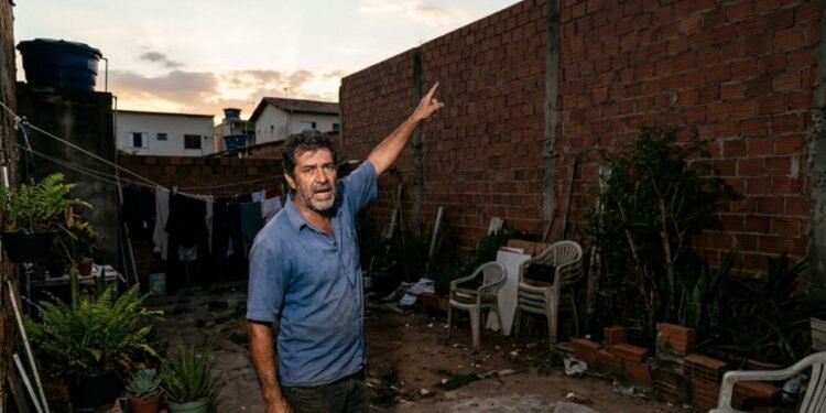Confiando na autonomia sobre o próprio espaço, o proprietário dispensou a consulta ao código de obras municipal e dispensou o alvará de construção.