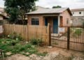 Mulher constrói edícula nos fundos do terreno da sogra, investe R$ 120 mil economizados em 6 anos de casamento e, após o divórcio, é expulsa do local; ela descobre na Justiça que construções em terreno alheio pertencem ao dono da terra, restando apenas o direito de indenização se provar a boa-fé