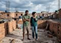 Jovem casal gasta R$ 50 mil para construir uma laje na casa da avó com autorização verbal, a idosa falece e os tios exigem a demolição da estrutura para vender o imóvel no inventário