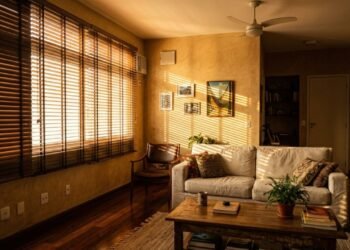 O horário em que sua casa costuma ficar mais quente e o erro que piora a sensação térmica