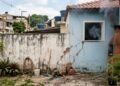 Morador constrói churrasqueira de alvenaria colada no muro de divisa, o calor excessivo trinca o revestimento da sala do vizinho e a fumaça entra diretamente pela janela; o vizinho aciona o Artigo 1.308 do Código Civil