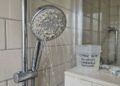 Como remover a crosta branca do chuveiro e recuperar o fluxo de água sem gastar com produtos caros