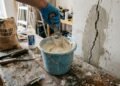 Adeus às trincas na parede: cimento com cola branca vira truque prático para pequenos reparos em casa