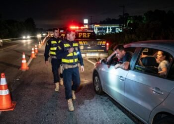 Motorista embriagado tenta trocar de lugar com o passageiro na blitz da Lei Seca e recebe 2 multas gravíssimas no valor de R$ 5.869,40