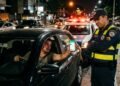Motorista é parado na blitz de trânsito, entrega a CNH Digital no celular e agente questiona a ausência do documento físico; condutor alega ter esquecido a carteira em casa