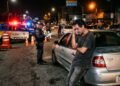 Condutor é abordado em fiscalização noturna, nega o assopro no aparelho alegando que não ingeriu bebida alcoólica e tenta seguir viagem sem prestar a verificação: os agentes retêm o veículo, aplicam a penalidade administrativa imediata e recolhem o documento do motorista