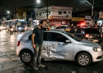Proprietário sofre colisão noturna em cruzamento, aciona a apólice do veículo em dia, mas recebe recusa de pagamento sob a justificativa de agravamento de risco por pequeno excesso de velocidade