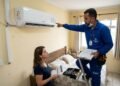Consumidor compra ar-condicionado por R$ 2.100 em 10 vezes, paga R$ 450 para um instalador autônomo e, na primeira onda de calor, o aparelho para de gelar; a fabricante alega perda de garantia por instalação feita por técnico não credenciado