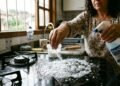 Como remover gordura queimada e deixar seu cooktop brilhando sem arranhar o vidro