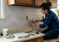 Adeus aos azulejos antigos: a nova tendência para renovar a cozinha sem quebradeira e gastar pouco