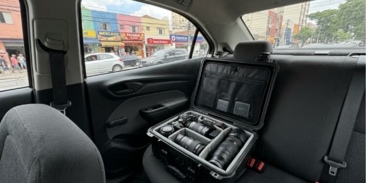 Cliente deixa mala com R$ 15 mil em equipamentos fotográficos no carro de aplicativo, motorista foge com os itens: veja o que diz o Código de Defesa do Consumidor