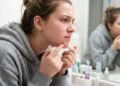 Dermatologista explica por que espremer cravos e espinhas pode deixar marcas no rosto