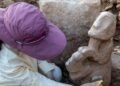 Uma escultura de 11.000 anos representando uma pessoa montando um leopardo foi encontrada na Turquia
