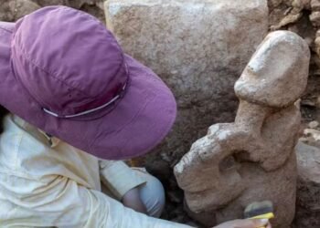 Uma escultura de 11.000 anos representando uma pessoa montando um leopardo foi encontrada na Turquia