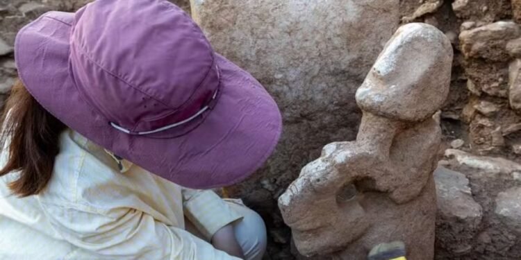 O detalhe é que essa postura de domínio sobre um grande felino nunca havia aparecido em registros dessa época. // Foto: Ministério da Cultura e Turismo da Turquia