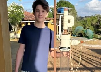 Ele tem 14 anos e criou um sistema de bombeamento movido a energia eólica com materiais reciclados que funciona sem combustível ou eletricidade