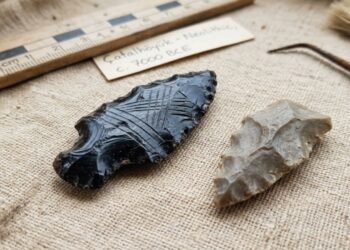 Arqueólogos descobrem que estas flechas de obsidiana de quase 9 mil anos escondiam marcas feitas com uma precisão impressionante